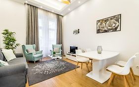 Hello Downtown Apartment - Movie